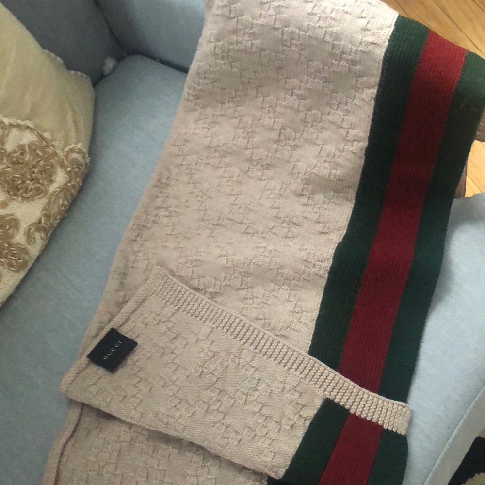 Authentic woman’s Gucci scarf like new